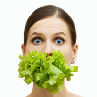 saláta evő nő